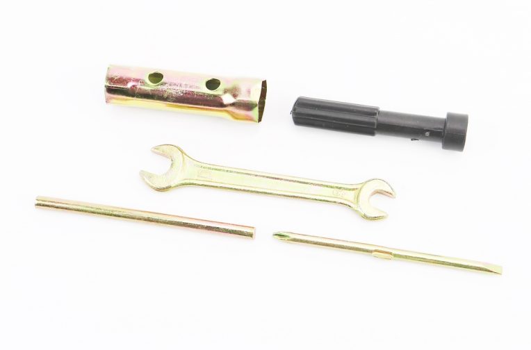 Ключ свічковий для 4Т – 16/18mm + 3 предмети (ріжковий ключ 8*10mm/шток/викрутка+-) “ЗІП”