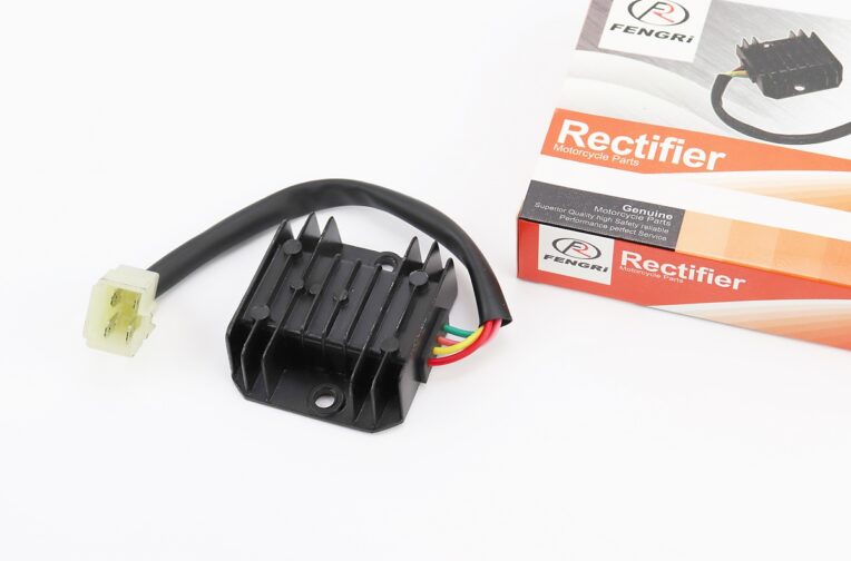 Реле-регулятор напруги 4 дроти – “4” (роз’єм великий “тато”)