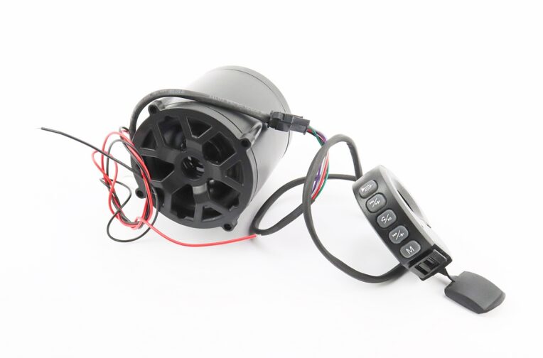 АУДІО колонка двостороння (Bluetooth, МРЗ-USB / SD, FM-радіо, сигнал) + блок кнопок з кріпленням на кермо