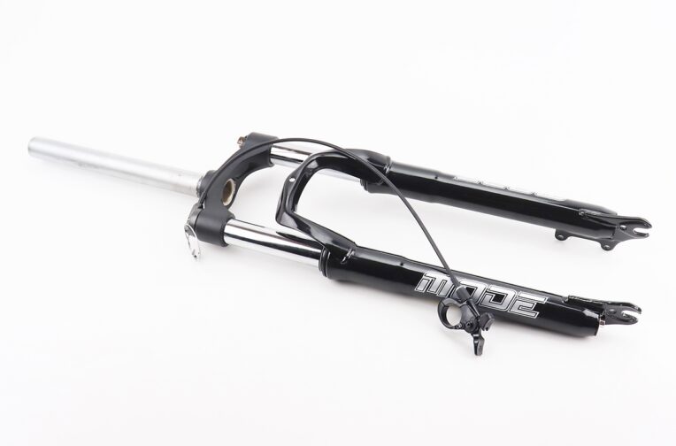Вилка 26″ амортизационная, без резьбы 1-1/8″ (28,6мм), шток 255мм, с ходом 100мм, Disk-brake, пружинно-масляная, выносной Lockout, чёрная N780