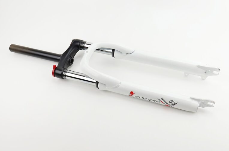 Вилка 26 “амортизаційна, без різьби 1-1/8” (28,6мм), шток 200мм, з ходом 80мм, Disk-brake, M Lockout, біла FRK-26