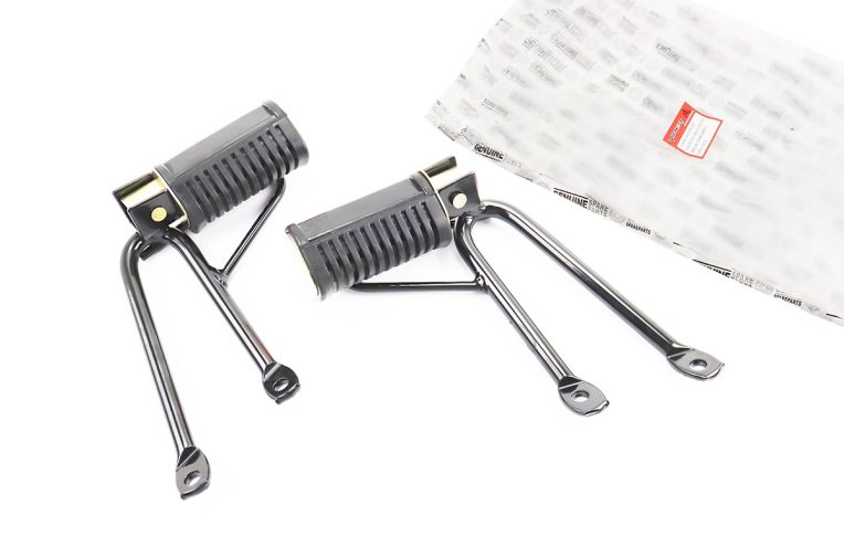 V200R Підніжки задні з кронштейном в зборі к-кт 2шт