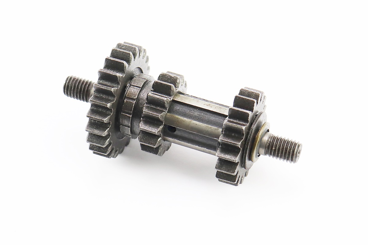 Вал вторинний КПП+шестерня Z-15+шестерня Z-18+шестерня Z-23