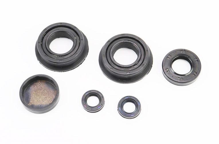 Сальники к-кт 5шт (13x22x5-2шт; 20x38x8; 25×47/54×13-2шт) редуктора + заглушка 38×10