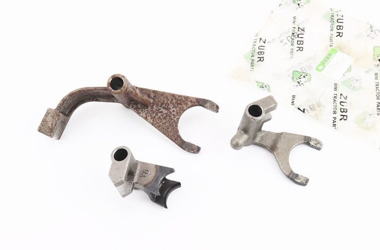 Вилки трансмиссии к-кт 3шт 101-2 (Вилка перек. повыш/пониж шестерни “узкая”)