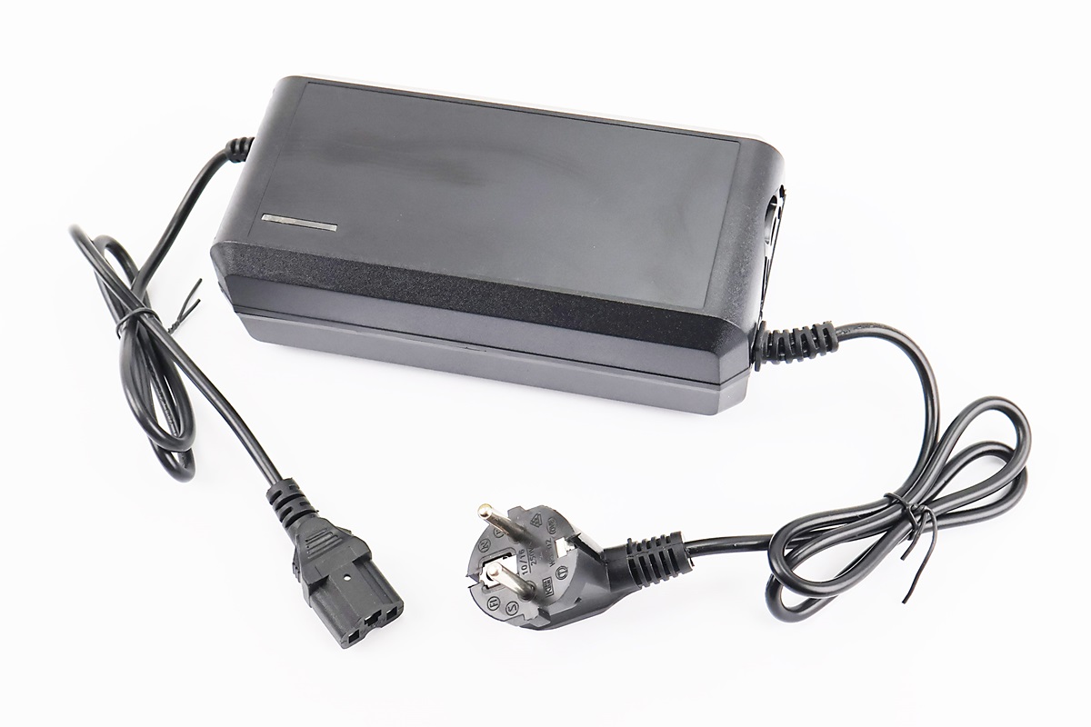 Зарядное устройство 72V 20Ah (штекерТ) TR-4