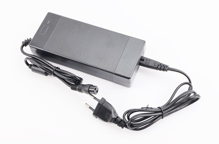 Зарядное устройство для АКБ 67.2V-2.0A T4 TURBO (электросамокат)