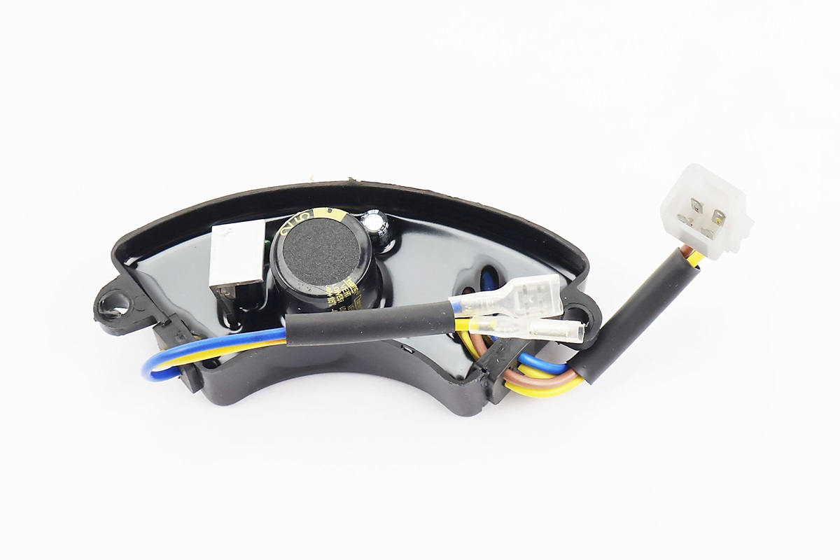 Реле напряжения AVR однофазное 2-3,5кВт (корпус - сегмент, пластик, контакты - 2 "мама" + 4 "папа", 250V, 220µF) Тип 2