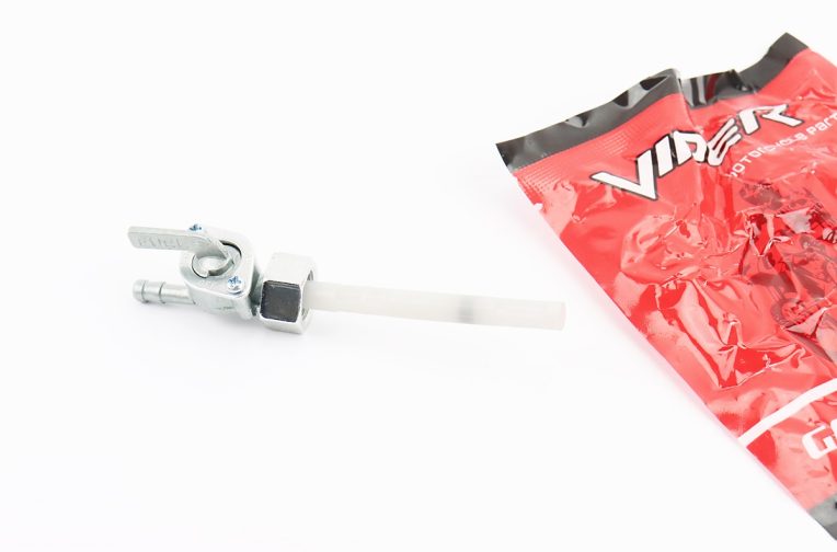 Паливний кран ALPHA з прямим штуцером, товстий корпус крана.