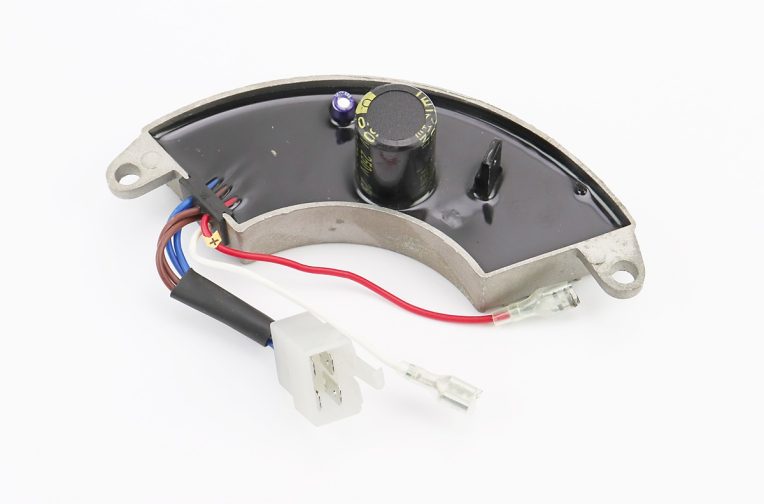 Реле напруги AVR однофазне 4-6кВт (корпус – сегмент, алюміній, контакти – 2 “мама” + 4 “тато”, 250V, 470µF)