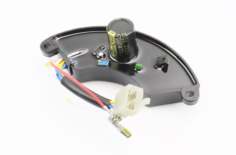 Реле напруги AVR однофазне 4-6кВт (корпус – сегмент, пластик, контакти – 2 “мама” + 4 “тато”, 250V, 470µF)