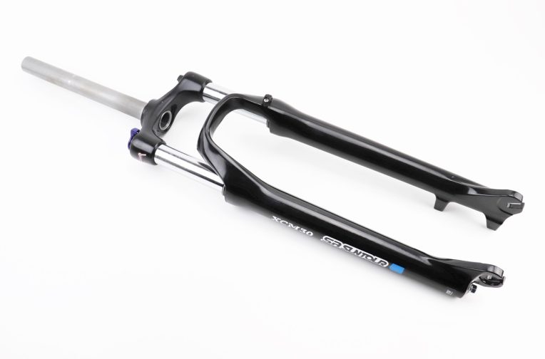 Вилка 29″ амортизационная, без резьбы 1-1/8″ (28,6мм), шток 255мм, с ходом 100мм, Disk-brake, пружинно-масляная, Lockout, алюминиевая, чёрная XCM HLO