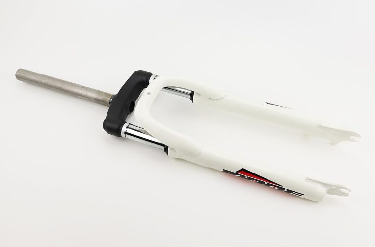 Вилка 26 “амортизаційна, без різьби 1-1/8” (28,6мм), шток 240мм, з ходом 60мм, Disk-brake, біла N791